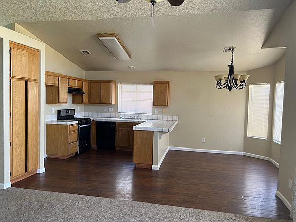 KITCHEN / DINNING