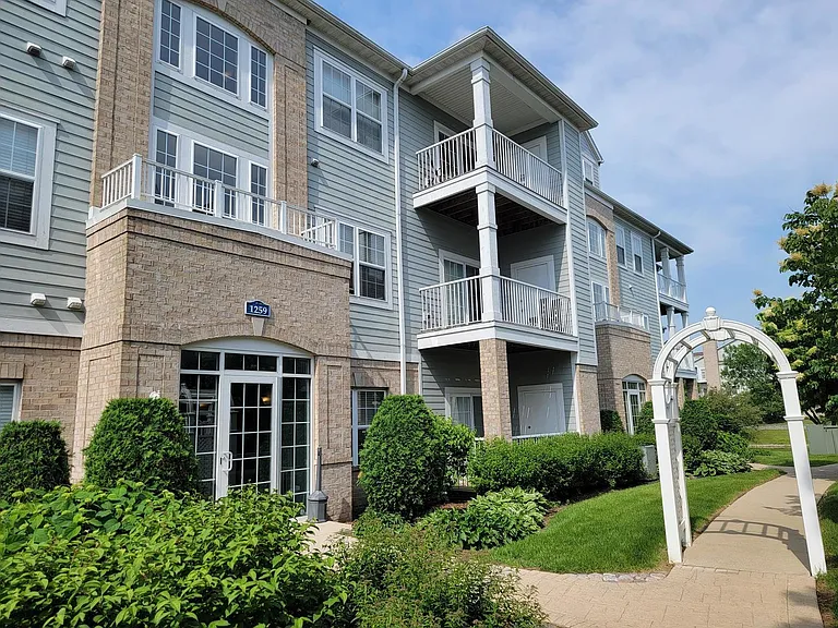 1259 W Lake St #206 — Photo 1