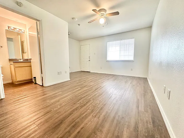 2520 W Prairie St — Photo 2