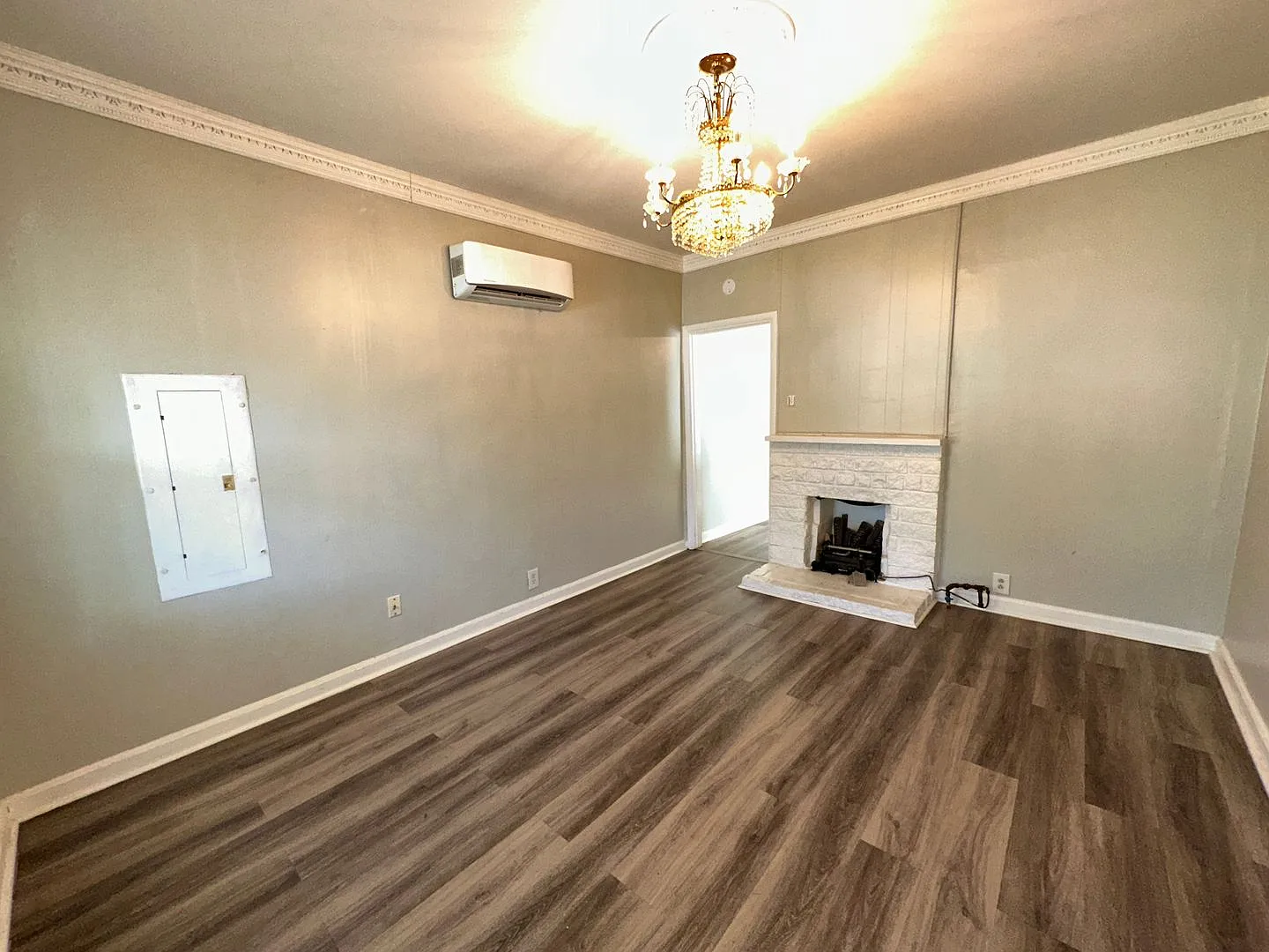 Coming Soon! Cozy One Bedroom House Near Downtown Lexington! Off-Street Parking — Photo 2