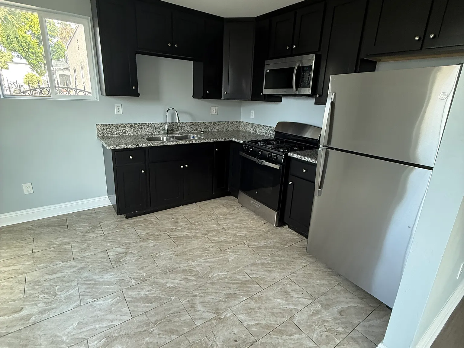 5 bed, 1700 sqft, $3,995 — Photo 2