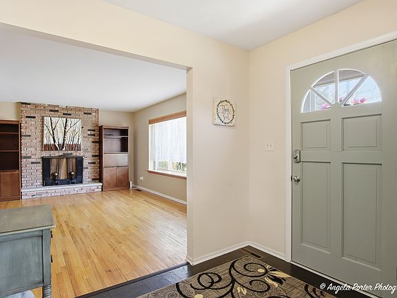 2nd image of 916 Essex Ct