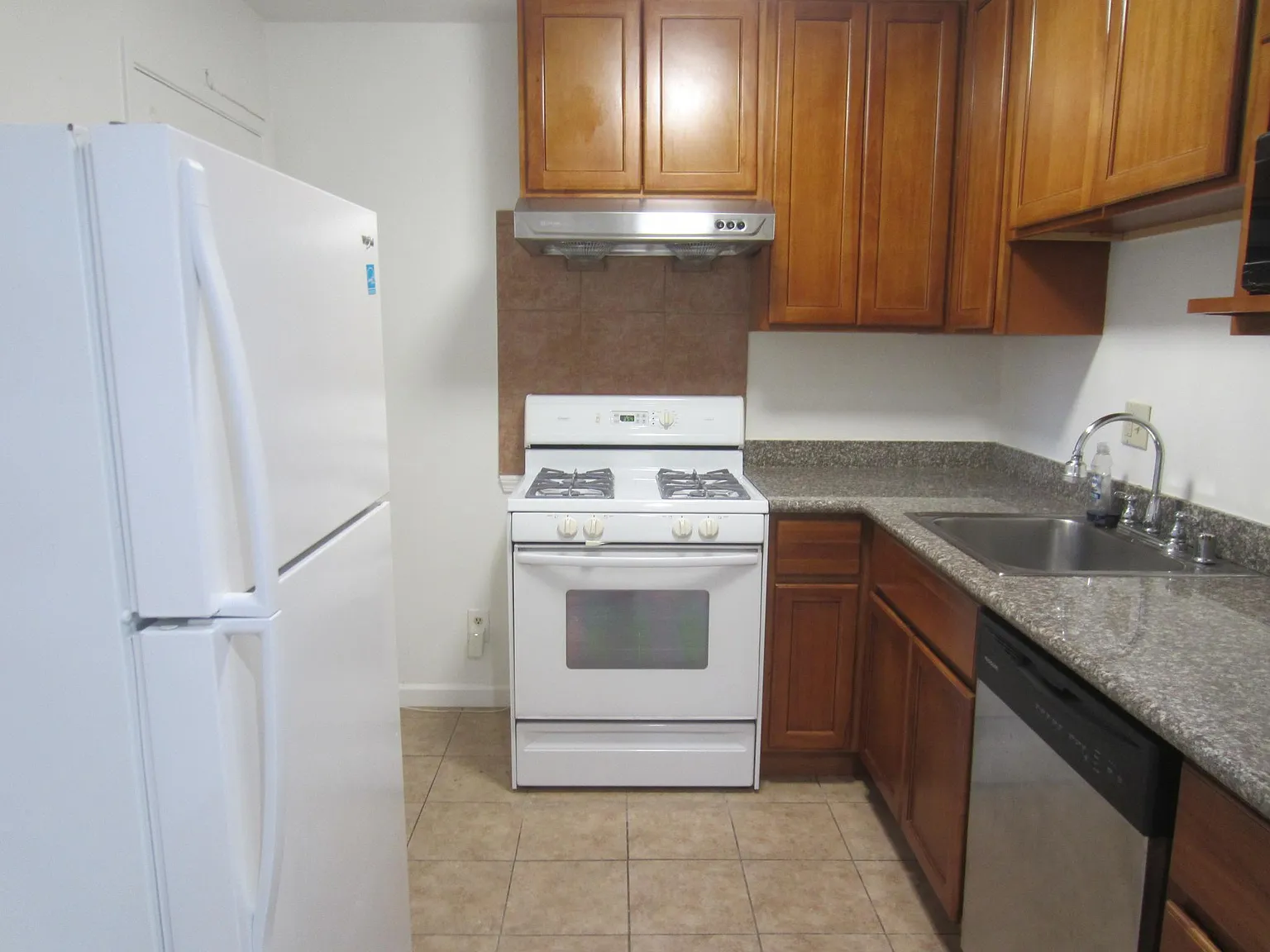 2 bed, 900 sqft, $2,200 — Photo 2