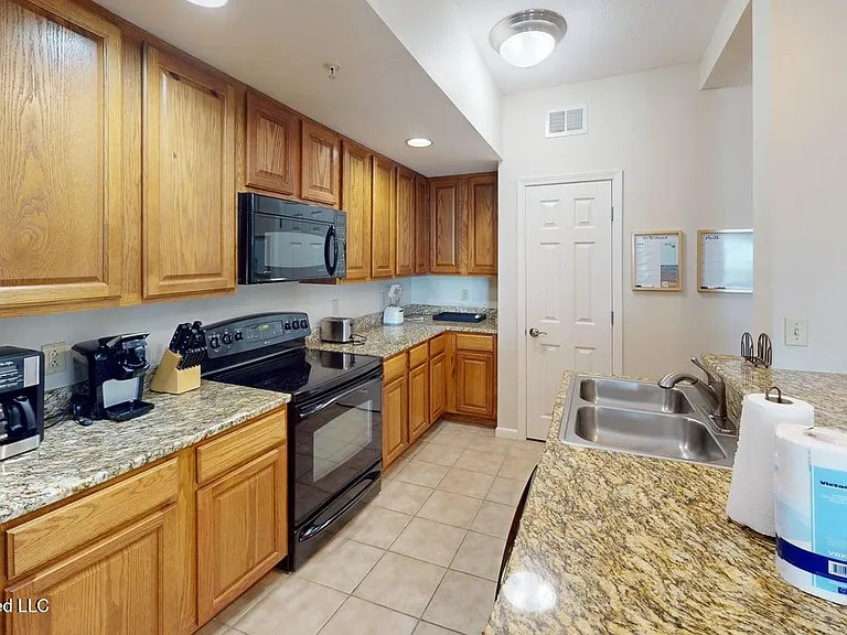 2228 Beach Dr #404 — Photo 6