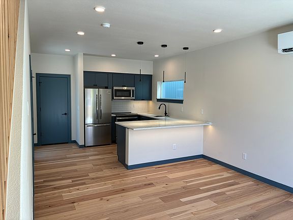 4th image of 910 NE Norton Ave #1
