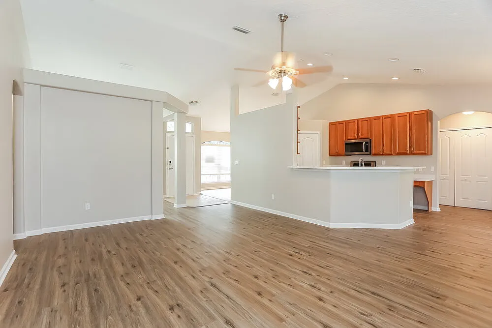4 bed, 2.0 bath, 1872 sqft, $2,185 — Photo 4