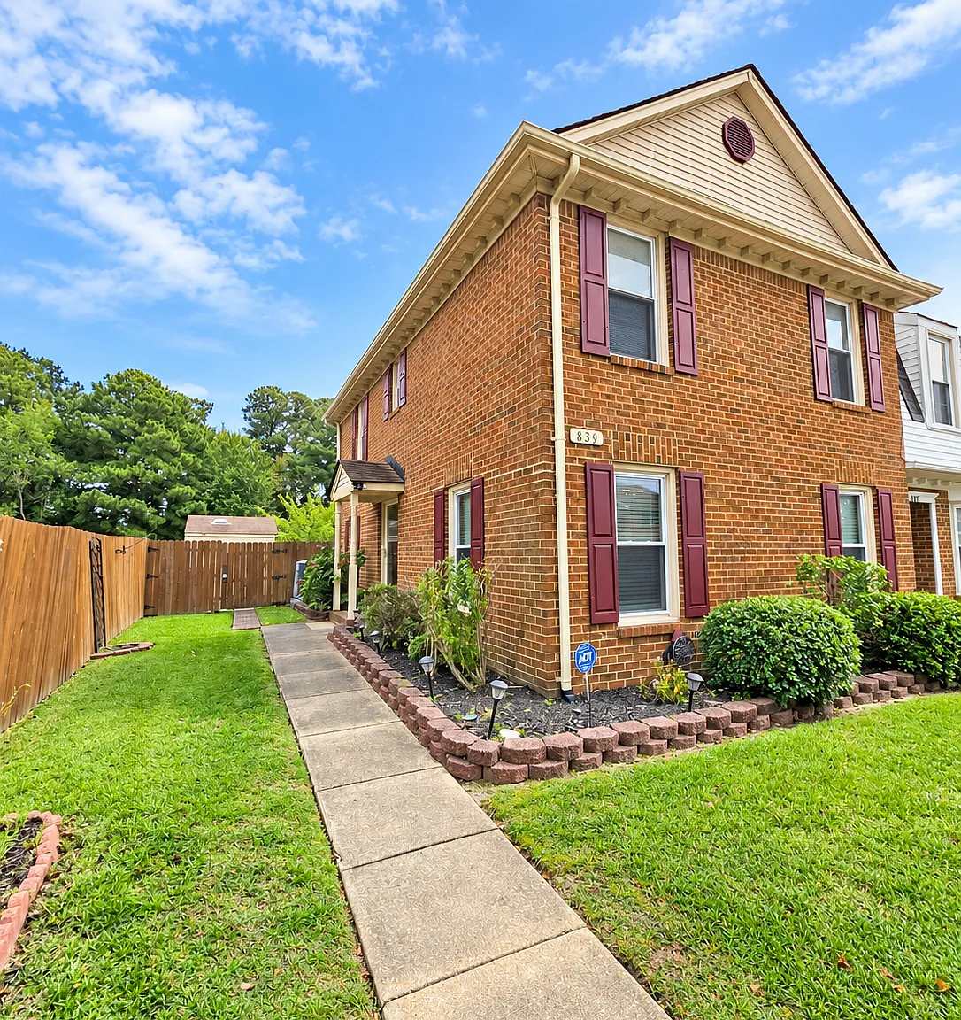 3 bed, 2.5 bath, 1360 sqft, $2,300 — Photo 1