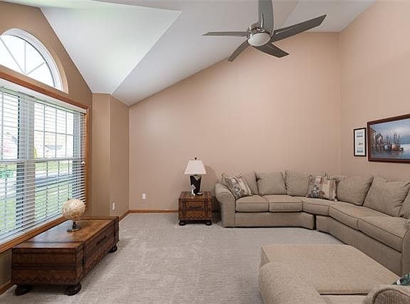 5th image of 609 SE Greenridge Dr