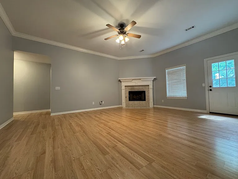 4905 Hawthorne Way — Photo 2