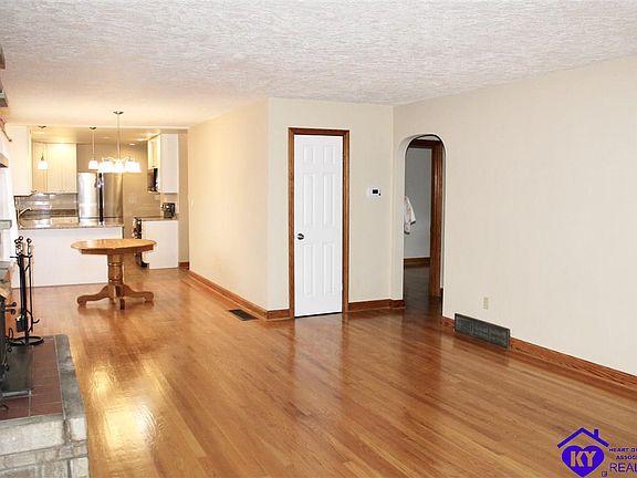 5th image of 501 N Hillcrest Dr