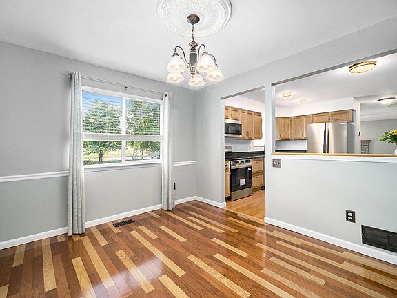 5th image of 252 Glenwood Cir