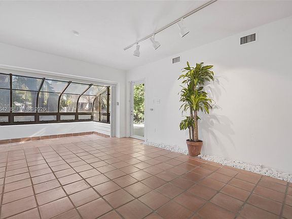 5th image of 1845 Daytonia Rd