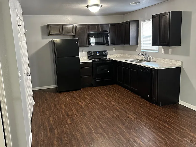 Train Station Apartments — Photo 6