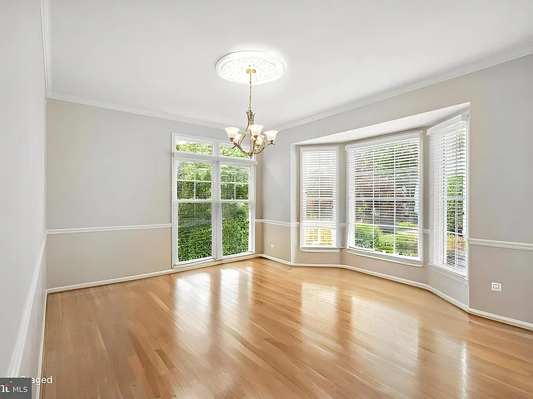 2207 Frank St — Photo 15
