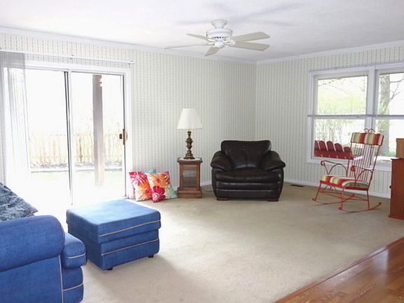 3rd image of 30W110 Greenbrook Ct