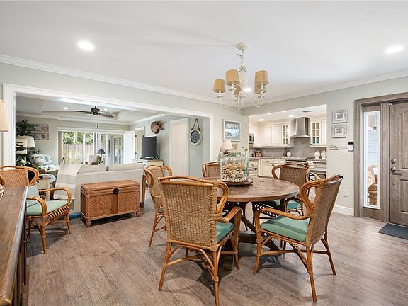 4th image of 626 Dahlia Ln