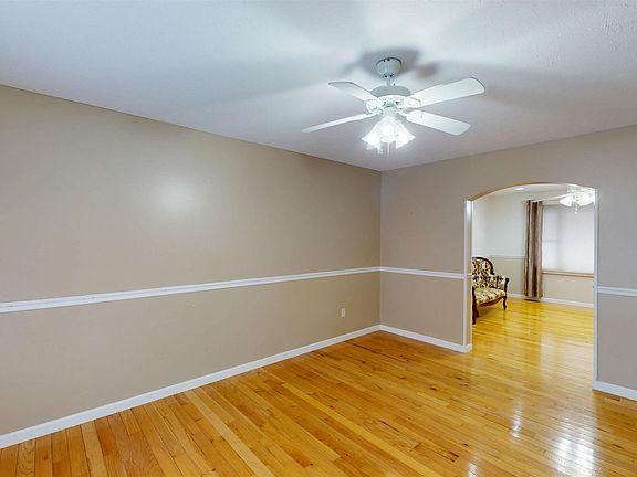 3rd image of 213 Palisades Dr
