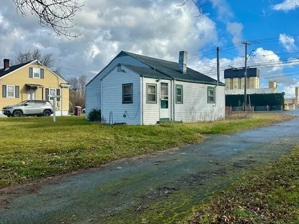 91 S Main St, Acushnet, MA 02743