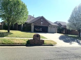 2620 SE 7th St, Moore, OK 73160