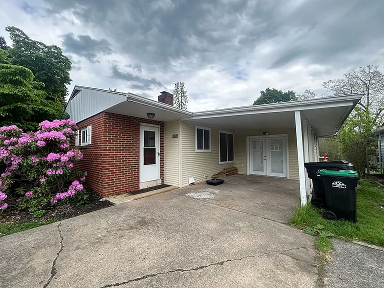 612 E Beaver Ave — Photo 1
