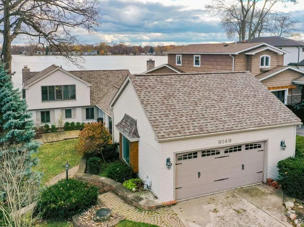 9149 Longcroft Dr, White Lake, MI 48386