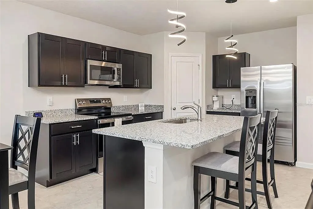 3 bed, 1451 sqft, $2,450 — Photo 4
