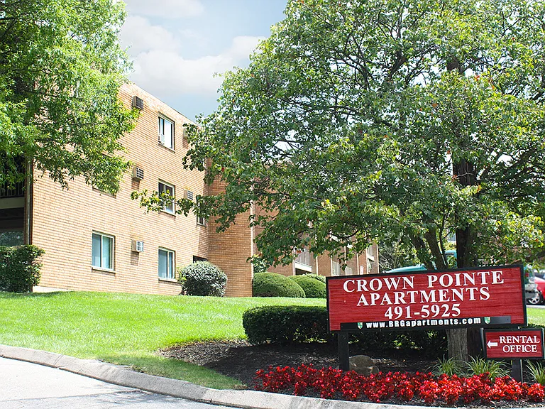 Crown Pointe Apartments — Photo 2