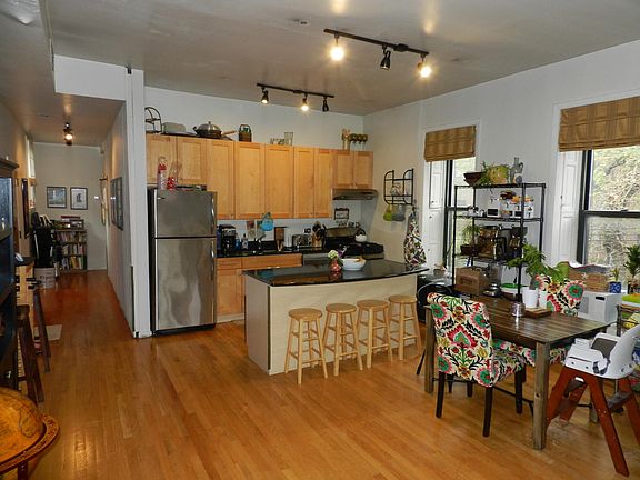 3rd image of 517 W Arlington Pl #3W
