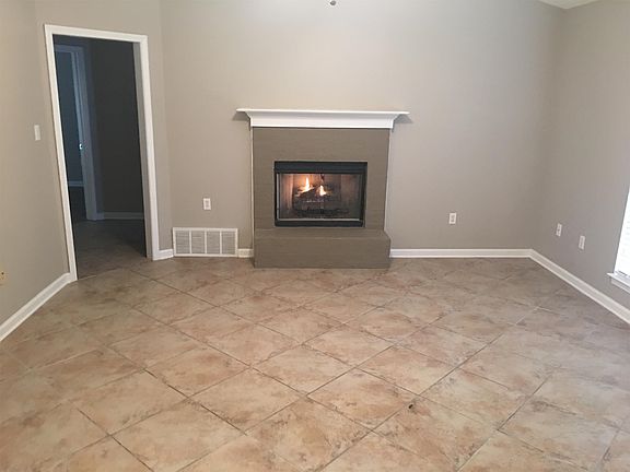 5th image of 1054 Parkview Cir N