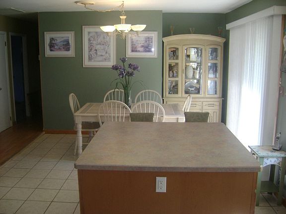 Beautiful Eat-In Kitchen