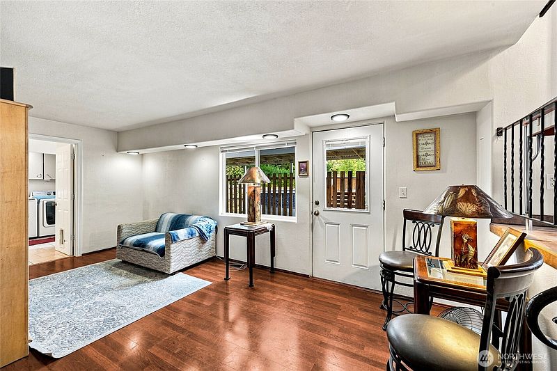 4th image of 2917 Sawall Avenue