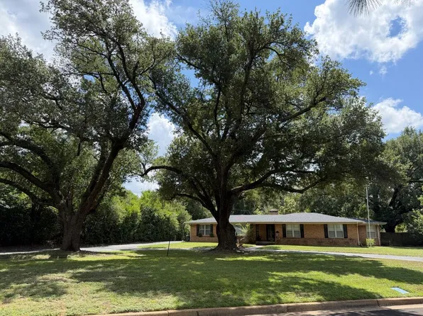 22 Sunset Rd, Palestine, TX 75801