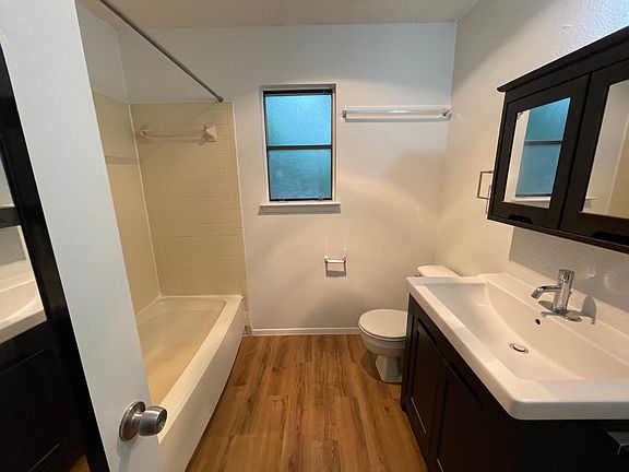 5th image of 2204 Berkett Dr #B