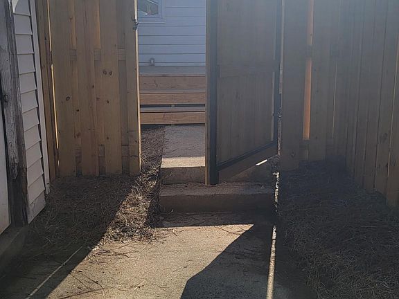 3rd image of 5842 Leslie Ave #B