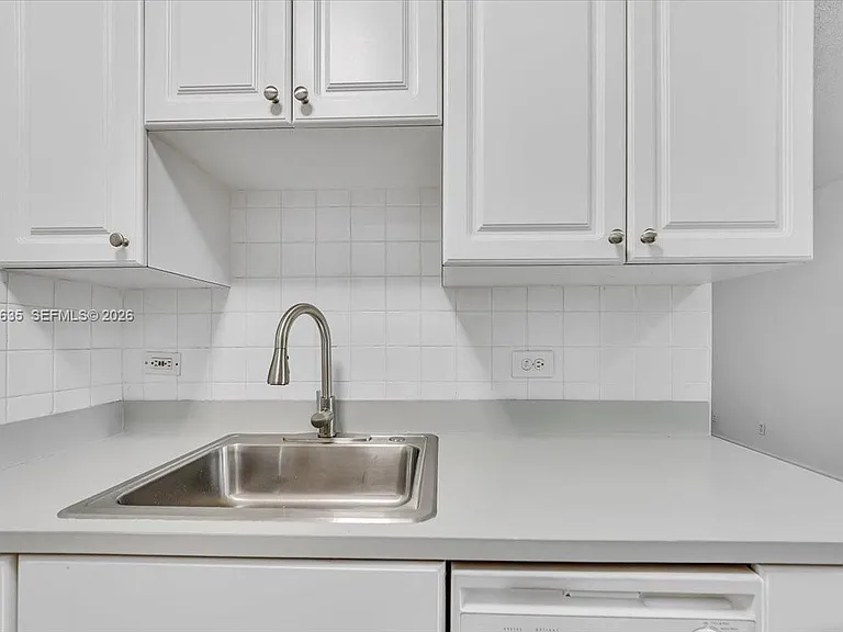 1405 Miami Rd #7 — Photo 18