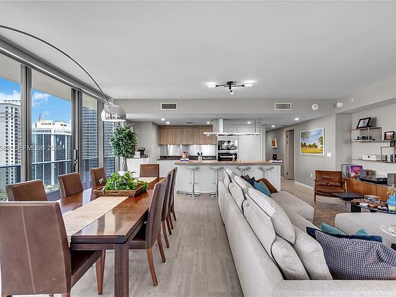 3rd image of 1000 Brickell Plz #2402