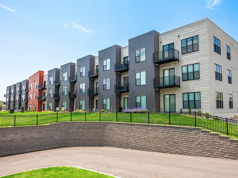 Courtyard at cobblestone Park — Photo 41