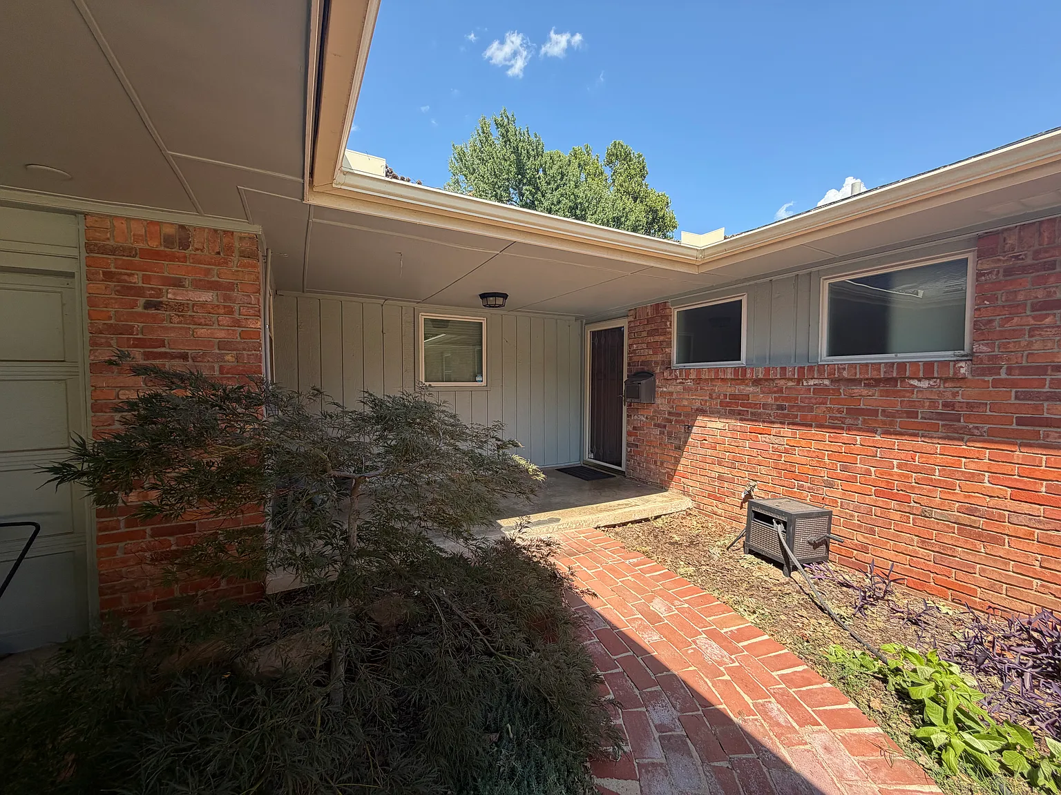 4 bed, 2325 sqft, $1,995 — Photo 2