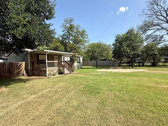 2nd image of 2001 Pecan St