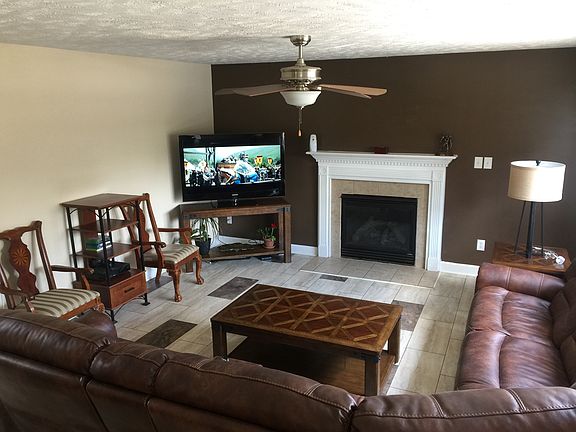 Family Room w/ gas fireplace