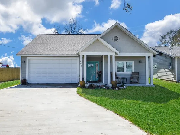 207 Shimek St, El Campo, TX 77437