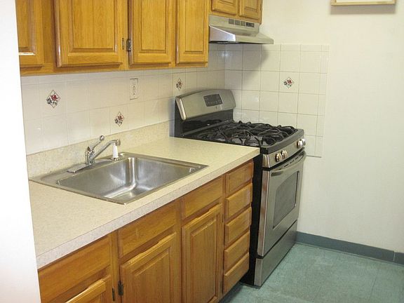 4th image of 748 Myrtle Ave APT 3