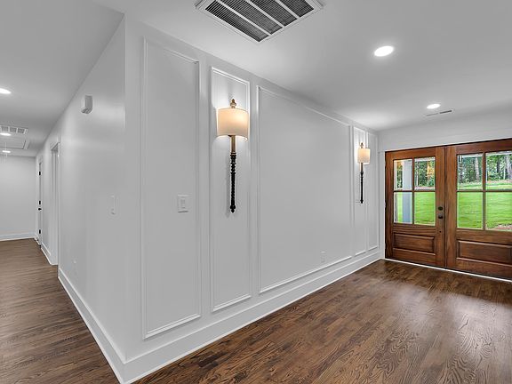 3rd image of 111 Rolling Green Cir