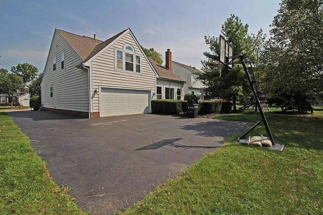 4 bed, 3.5 bath, 3495 sqft, $3,500 — Photo 4