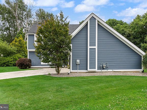 2nd image of 22 Rose Ct
