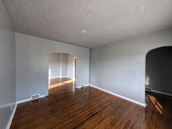 4th image of 26 Parkridge Ave #1