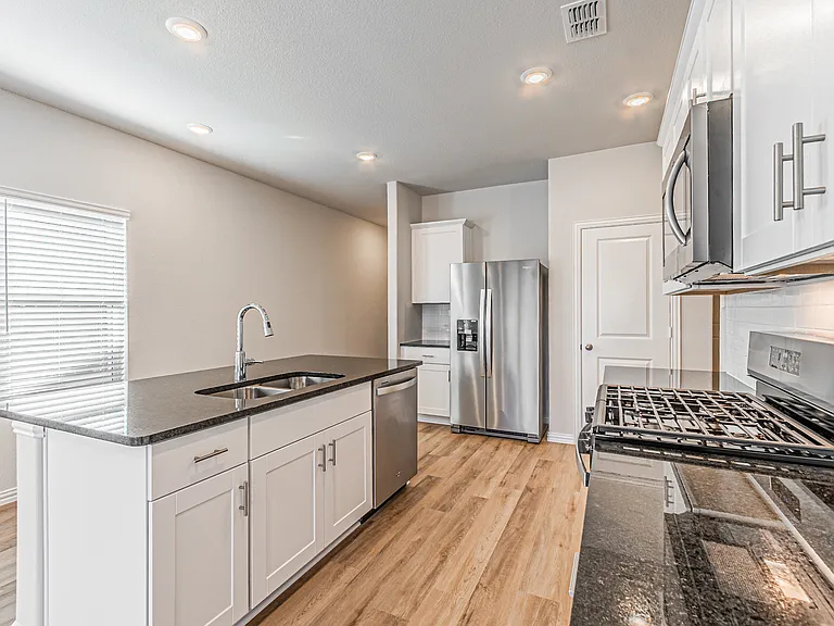 801 Leavenworth Dr — Photo 8