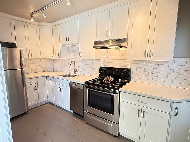 421 Summit Ave E #202 — Photo 23