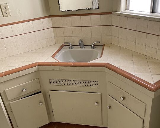 5th image of 2306 W 79th St