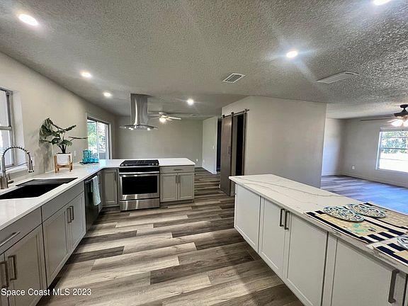 5th image of 1095 Coronado Dr